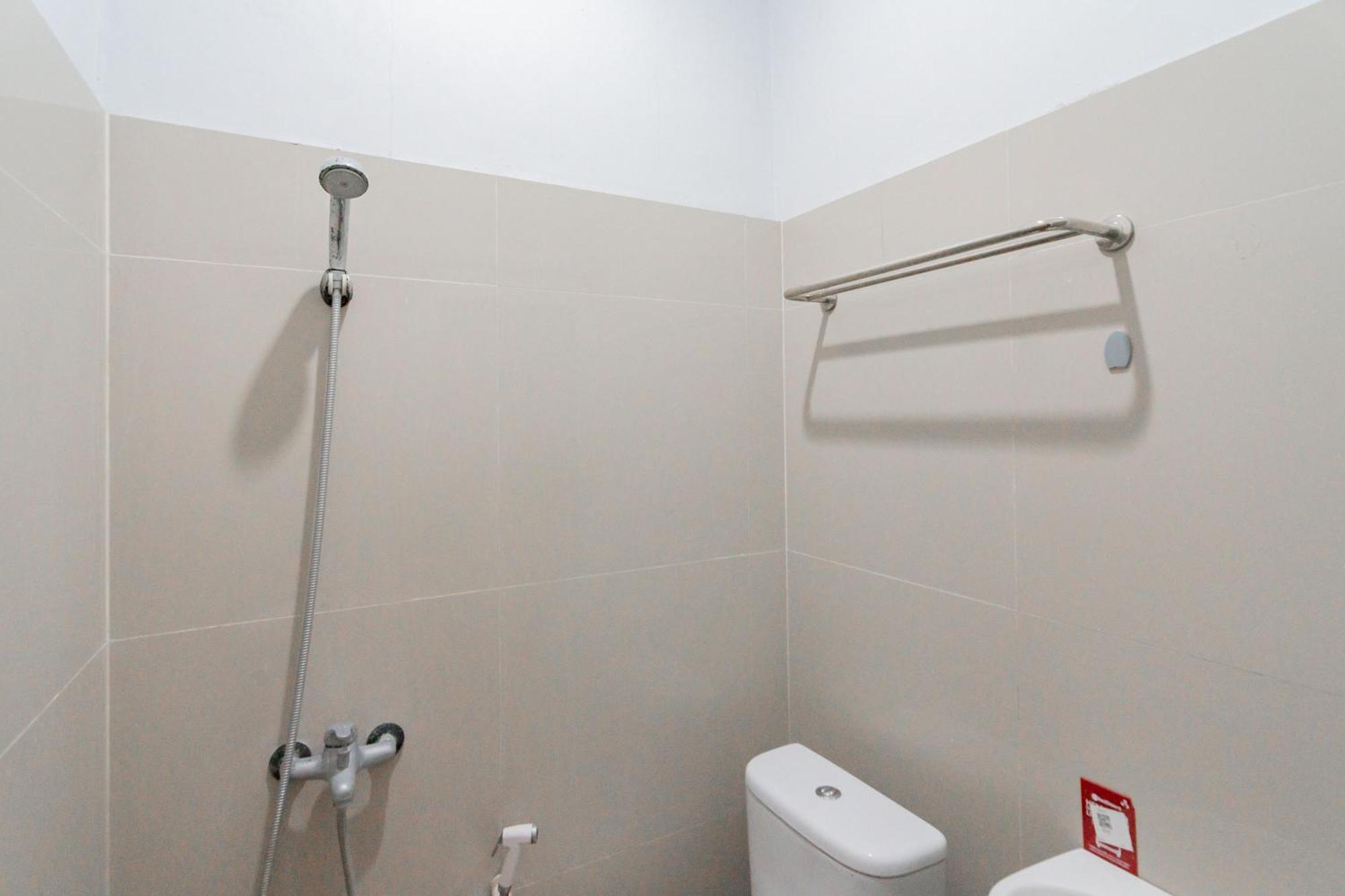 Reddoorz Plus Syariah @ Tuparev Cirebon 3 Kamer foto